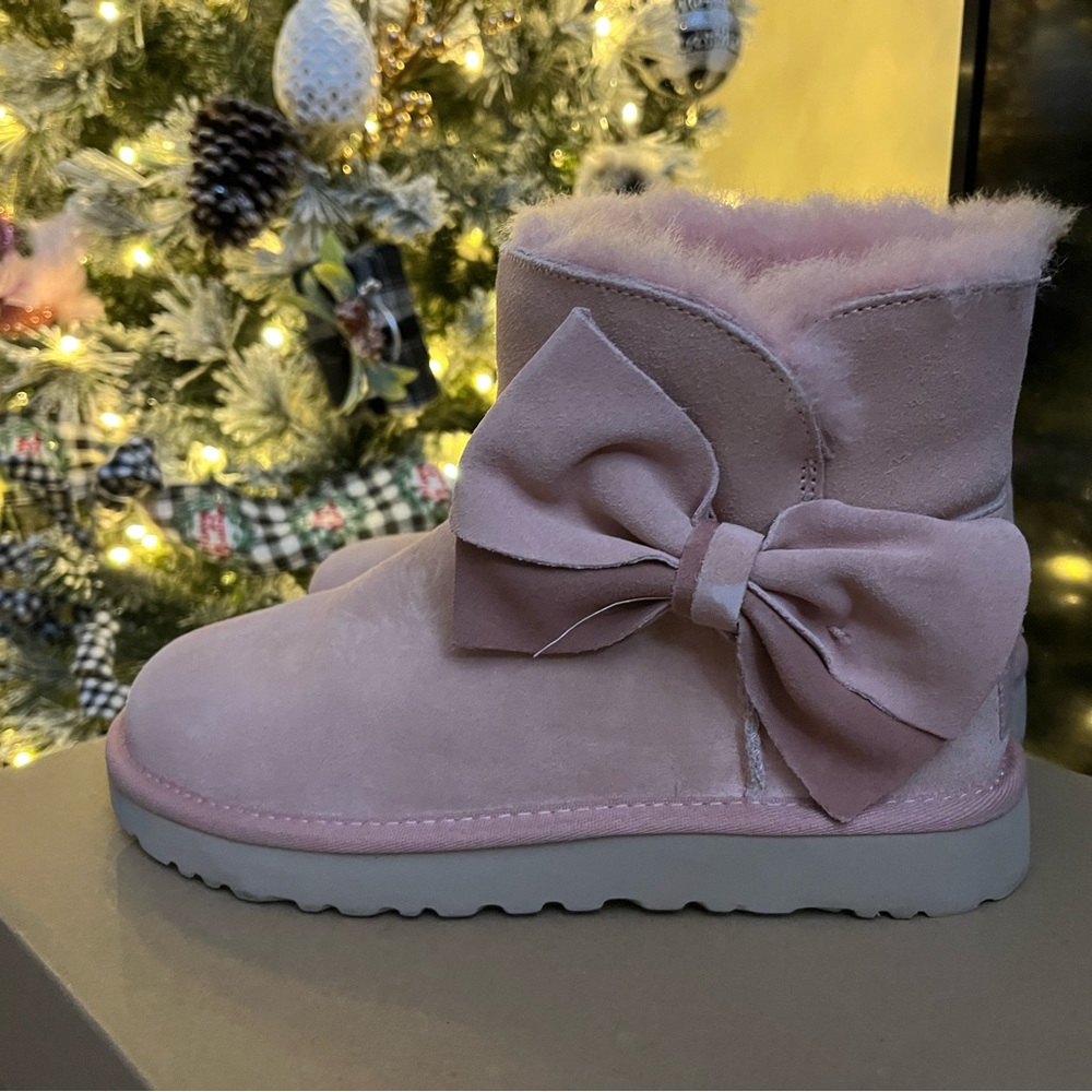UGG Bailey Bow in Pink size 7